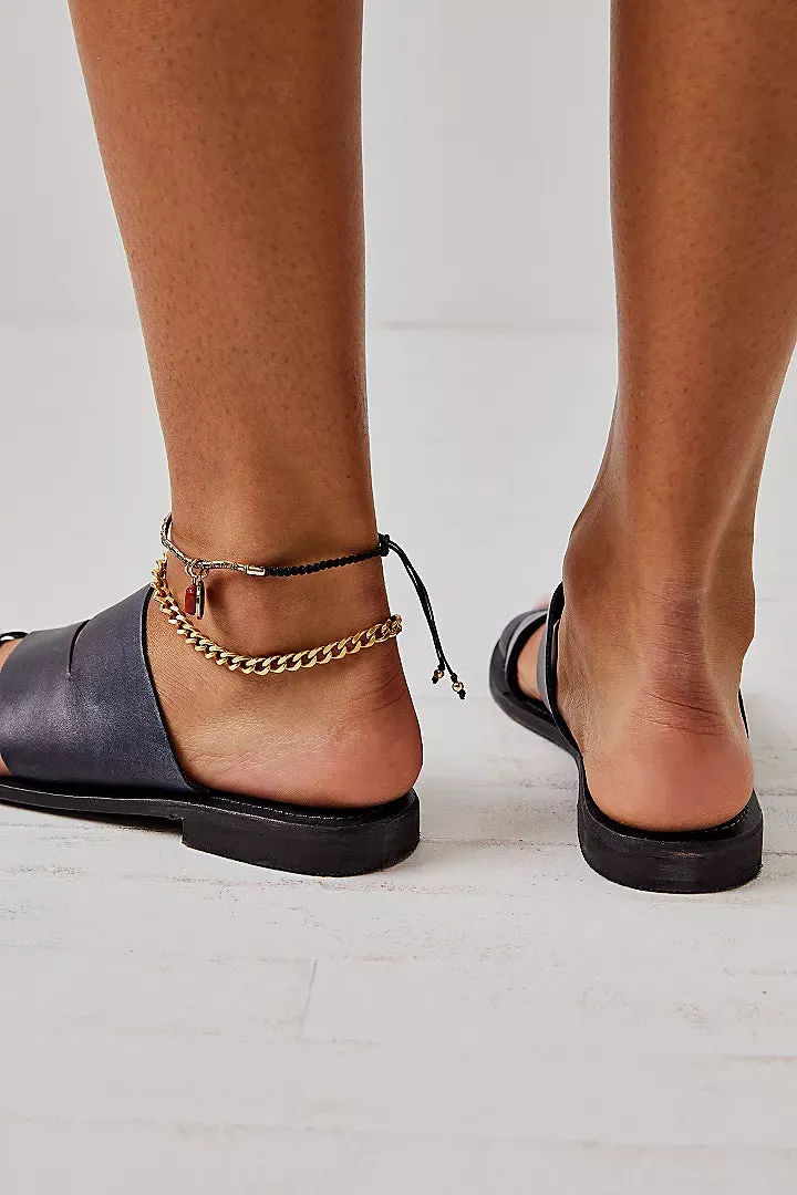 ABILENE TOE LOOP SANDAL