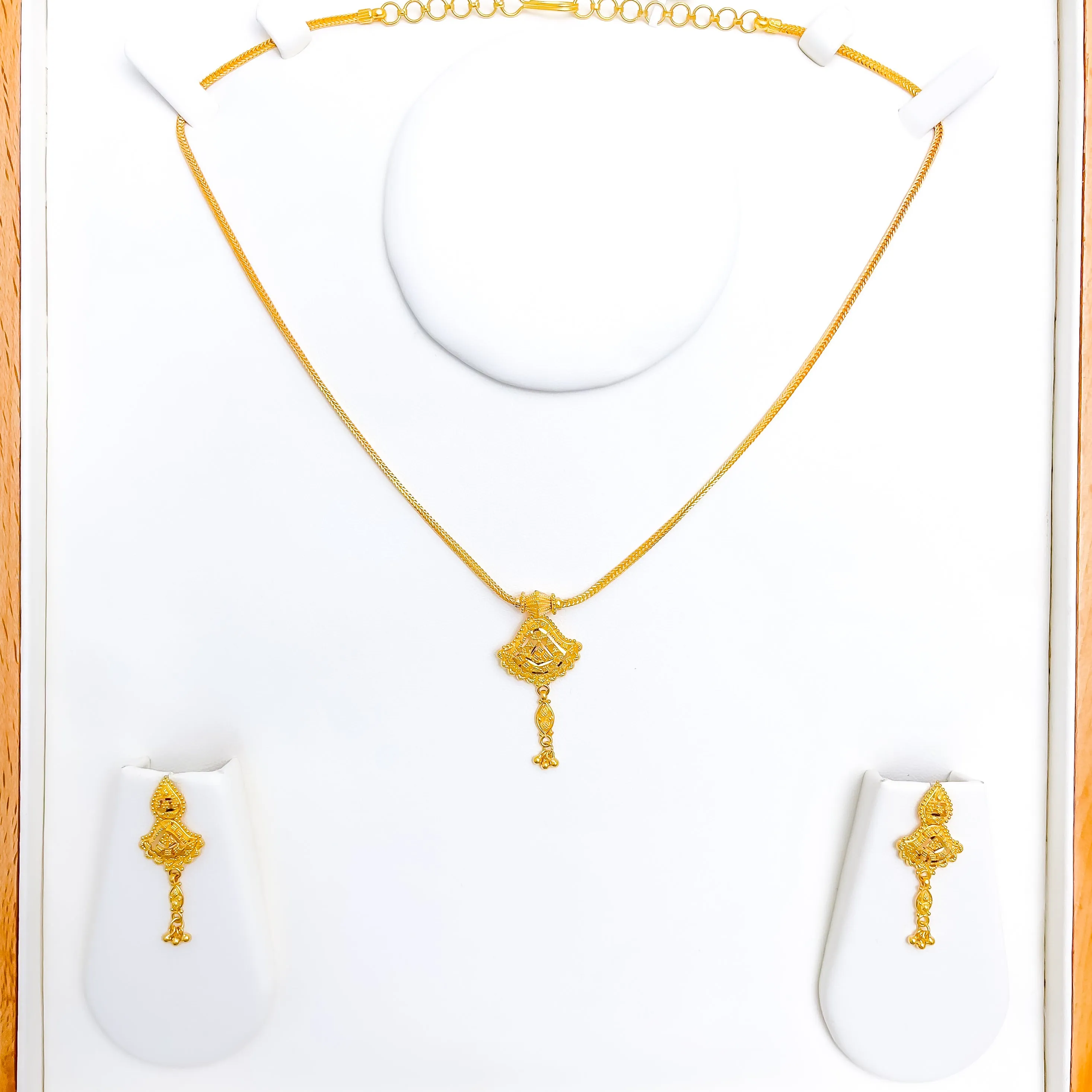 Attractive Lightweight Necklace Set