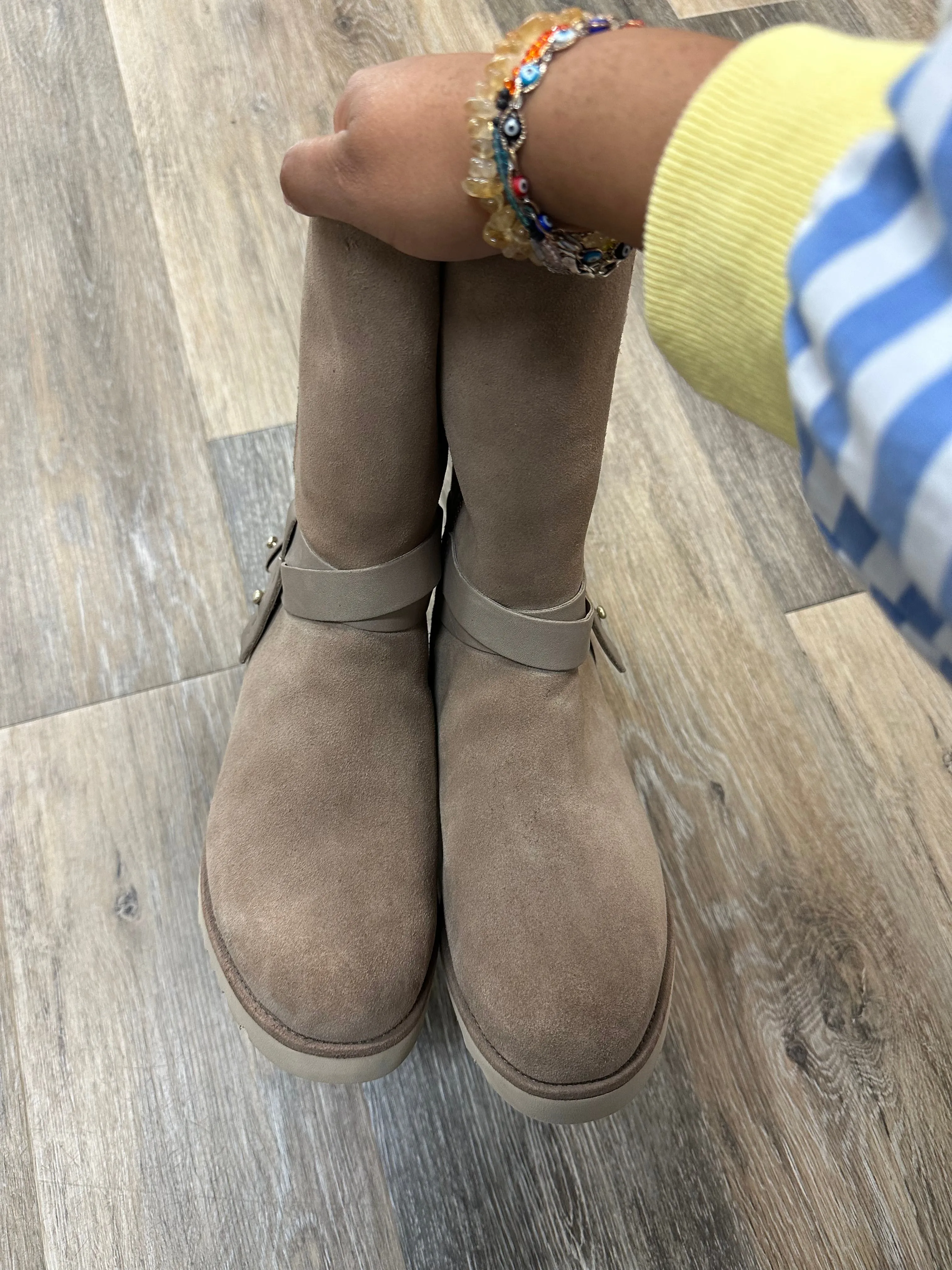 Boots Ankle Flats By Ugg In Tan, Size: 7