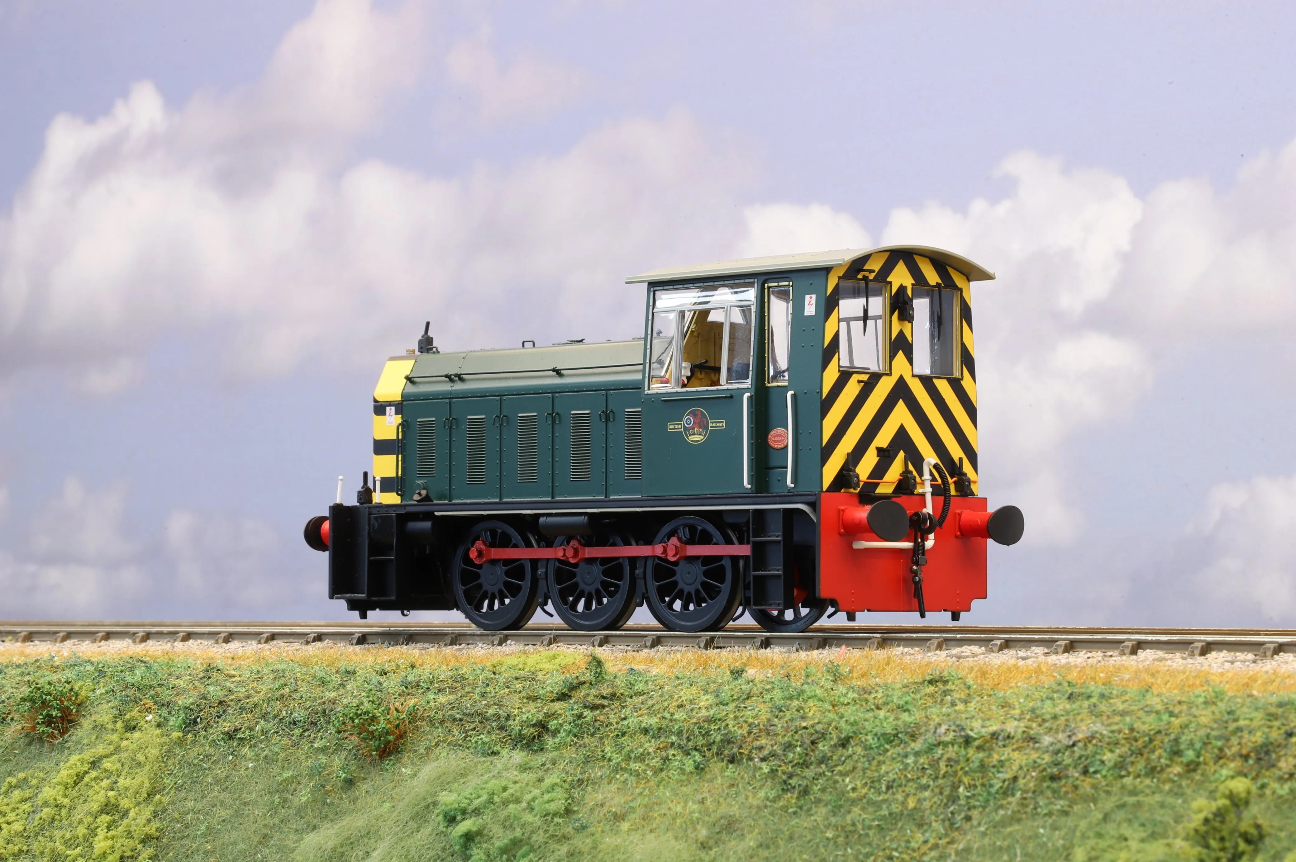 Heljan Finescale O Gauge Class 05 Diesel Shunter BR Green with Wasp Stripes Unnumbered